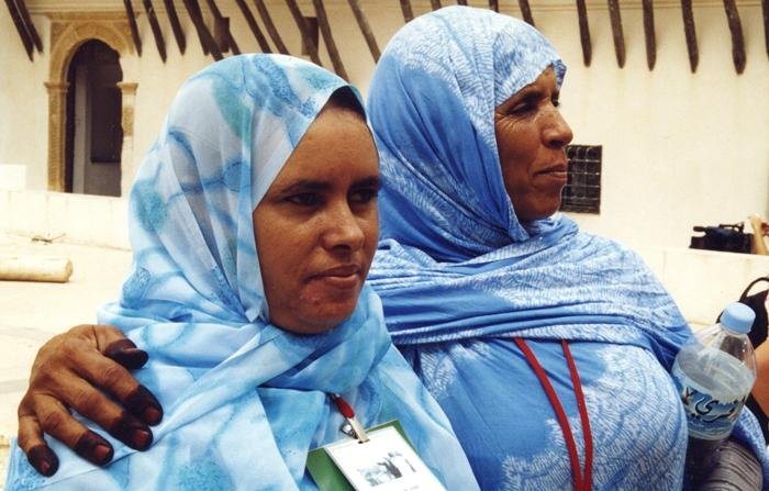 Representantes de las mujeres saharauis, en Argel (Argelia). Septiembre de 2004. Foto: Miguel Máiquez